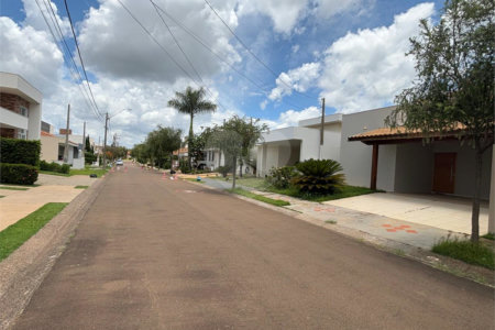 Vende-se casa no Village Damha II