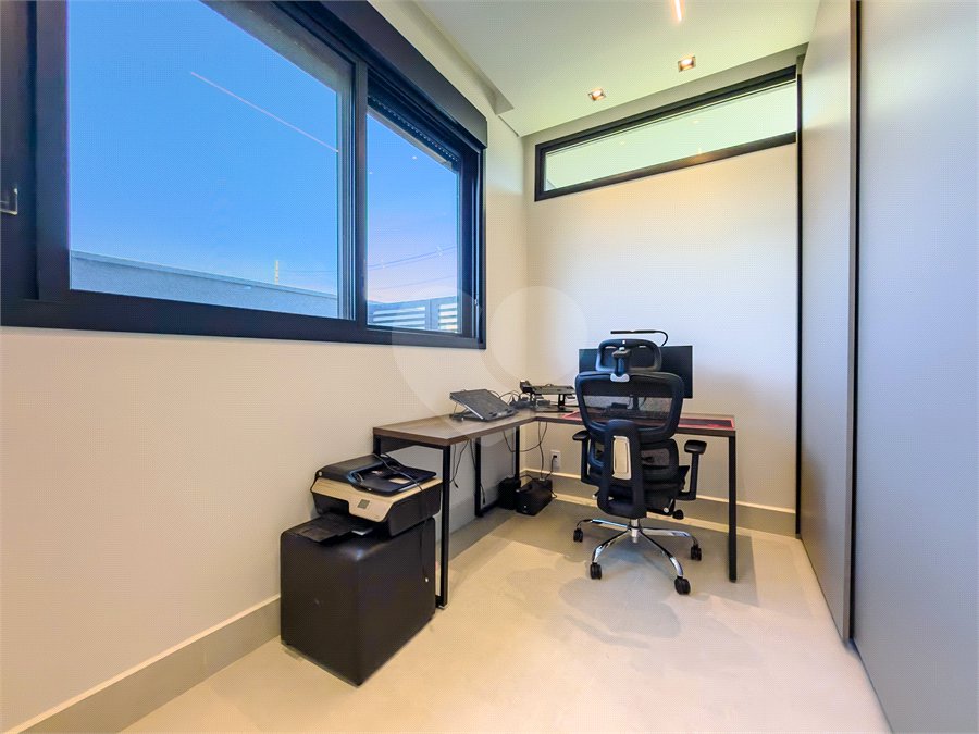 Indaiatuba - Quintas da Terracota - 1252 m² de terreno - casa térrea com 514 m² de área construída -3 vagas de garagem cobertas e 3 descobertas Lavabo - Sala de estar e jantar amplas e integradas - Escritório privativo - Cozinha toda equipada com geladeira, forno, micro-ondas, lava-louças,