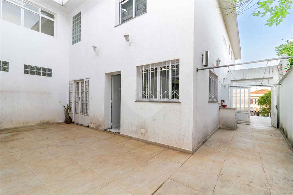 Casa Sobrado à venda com 342 m², 3 dormitórios, sendo 2 suítes, 4 vagas na Vila Mariana - São Paulo.