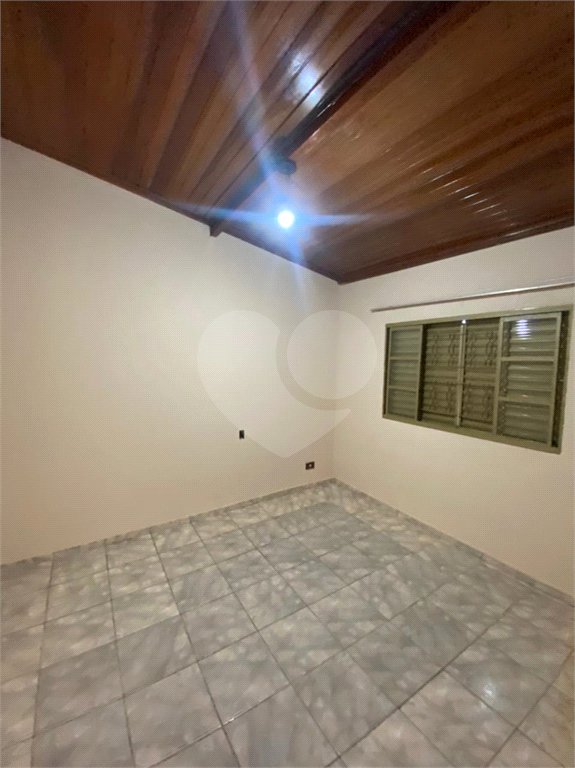 Casa Térrea com 3 dormitórios, sendo 2 suítes.