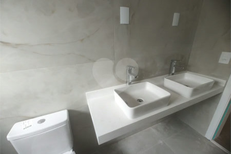 Casa exclusiva em Atibaia de alto padrão com 3 suítes, piscina, espaço gourmet, condomínio fechado, aceita financiamento