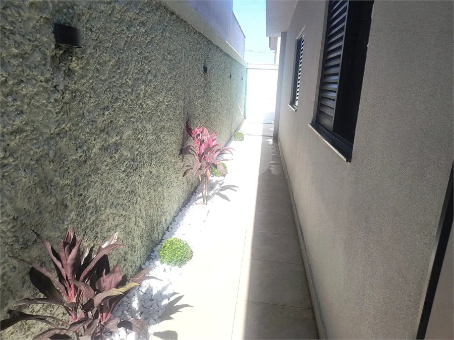 casa térrea, recém construida, 3 dormitórios sendo 1 suíte, 2 vagas de garagem, piscina e espaço gourmet