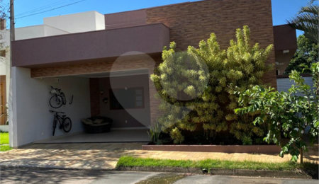 Casa à venda com 3 quartos, sendo 1 suíte, no condomínio Residencial Eldorado, São Carlos - SP