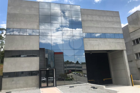 Galpão industrial com renda à venda em Cotia