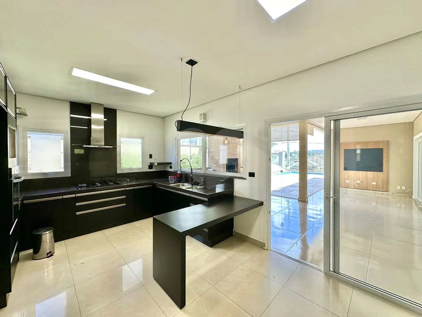 Casa em condomínio Impecável, 4 dorms / 2 suítes, varanda gourmet, piscina, 3 lareiras