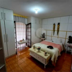 Casa à venda em Atibaia com 5 dormitórios (1 suíte), piscina e área gourmet, 2 vagas garagem, avalia permuta e financiamento
