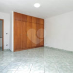 Sobrado no Jabaquara com 280m², 3 dormitórios, quintal amplo, varanda e 3 vagas de garagem.
