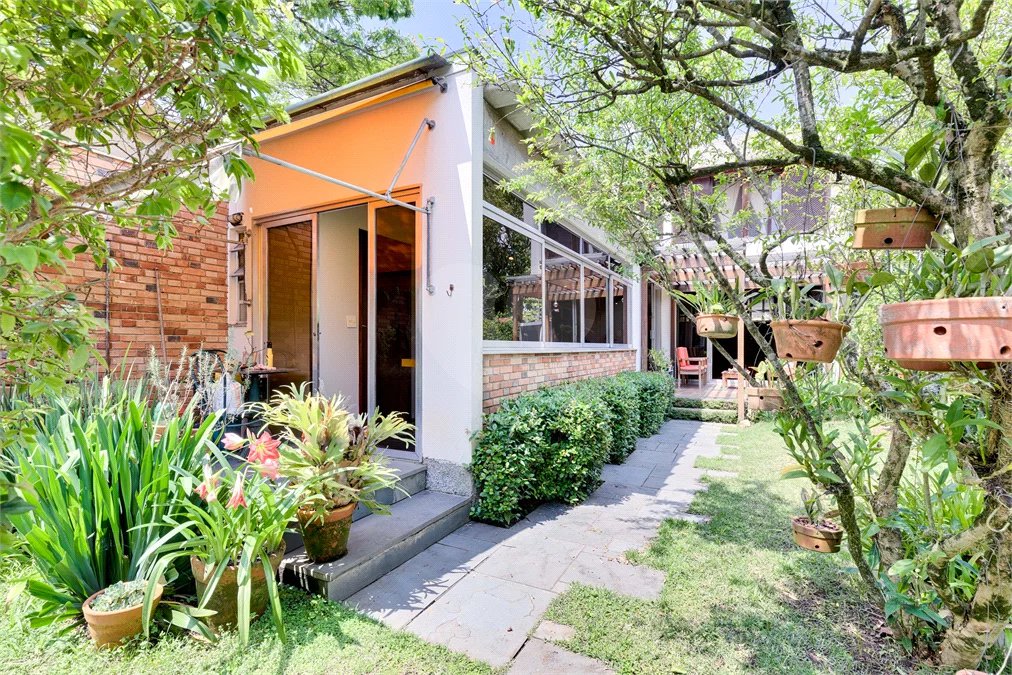 Sobrado à venda com 4 quartos, sendo 3 suítes,  em Granja Julieta, São Paulo, SP