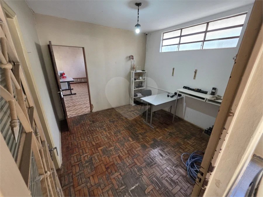 Casa térrea à venda com amplo quintal e grande potencial na Vila Nery