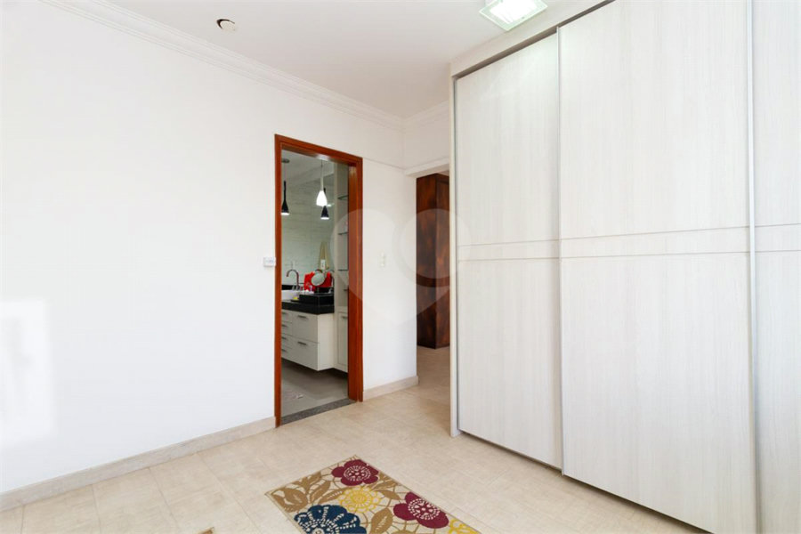 Casa Sobrado à venda com 342 m², 3 dormitórios, sendo 2 suítes, 4 vagas na Vila Mariana - São Paulo.