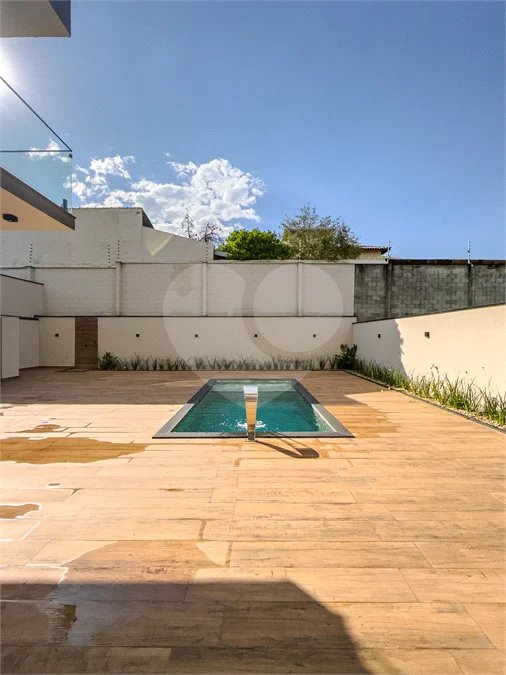 Indaiatuba - Condomínio Milano - Sobrado - 350 m² de terreno - 240 m² de área construída - 4 vagas de garagem, sendo 2 cobertas - Salas de estar e jantar integradas - 3 suítes com closet e varanda no pavimento superior - Escritório no térreo - Espaço gourmet com churrasqueira - Banheiro externo