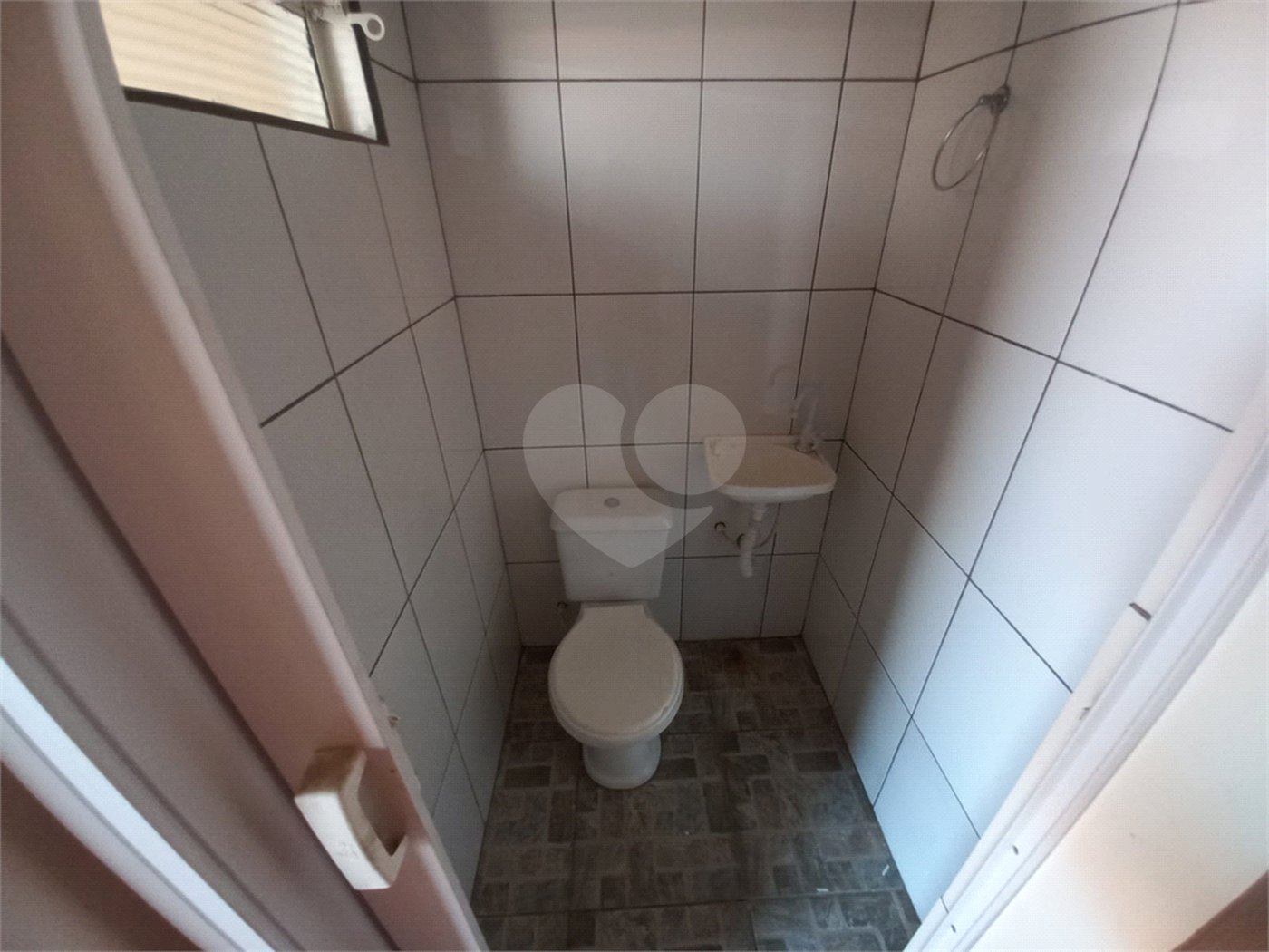 Casa térrea com 3 dormitórios, sendo 1 suíte.