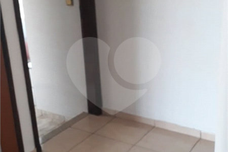 Sobrado com 3 dormitórios, sendo 2 suítes, uma delas master.