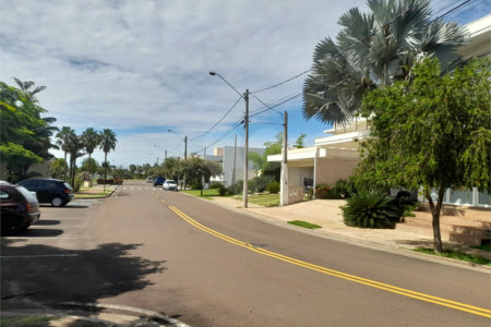 Casa à Venda no Condomínio Damha III – Elegância e Conforto para sua Família