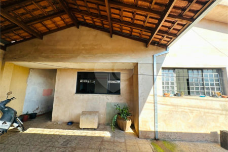 Casa á venda, com 03 Dormitórios, em São Carlos.