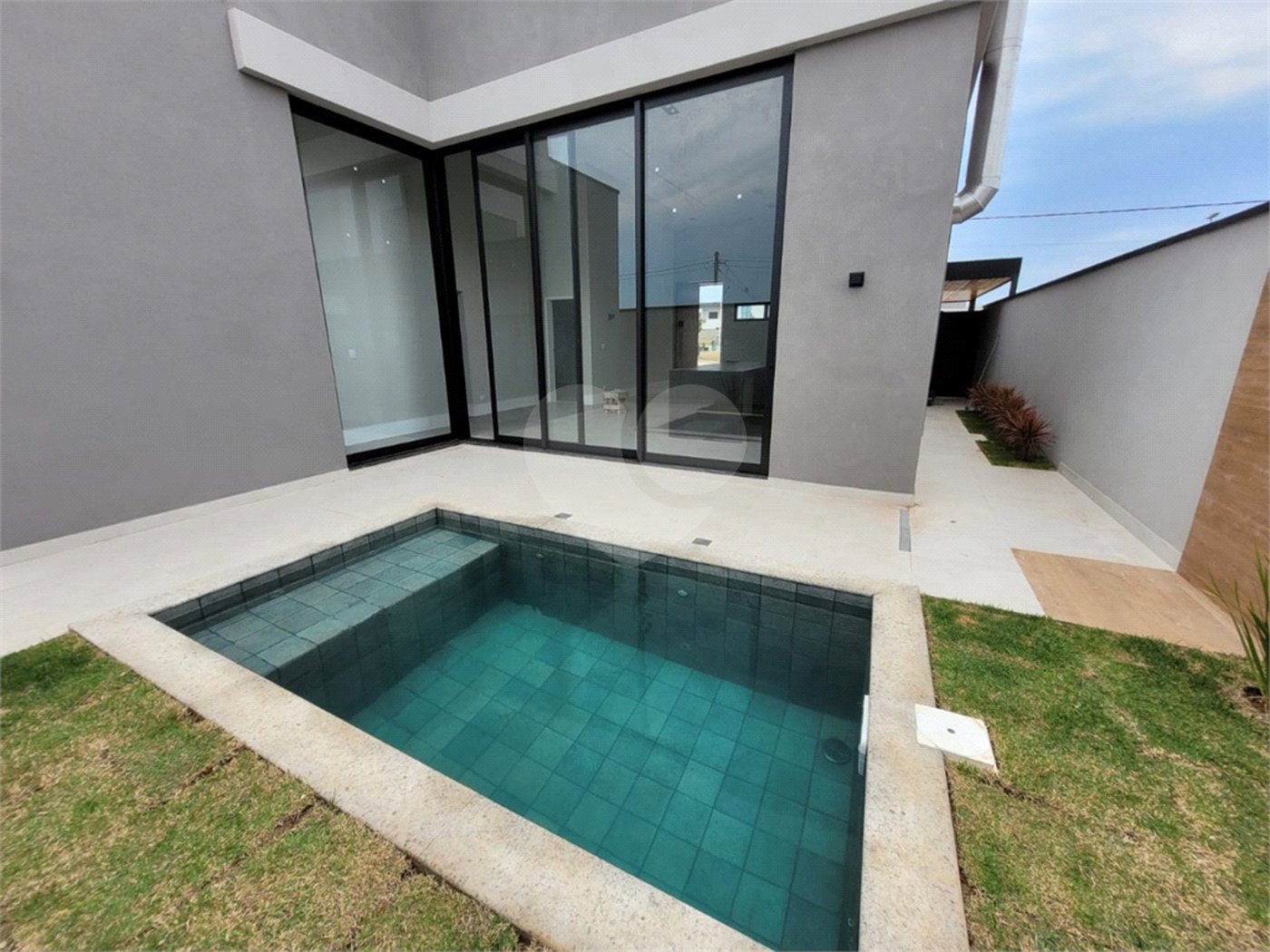 CASA A VENDA NO CONDOMINIO RESERVA RUDÁ COM PISCINA, 3 SUÍTES, 2 VAGAS, SÃO JOSÉ DOS CAMPOS/SP.