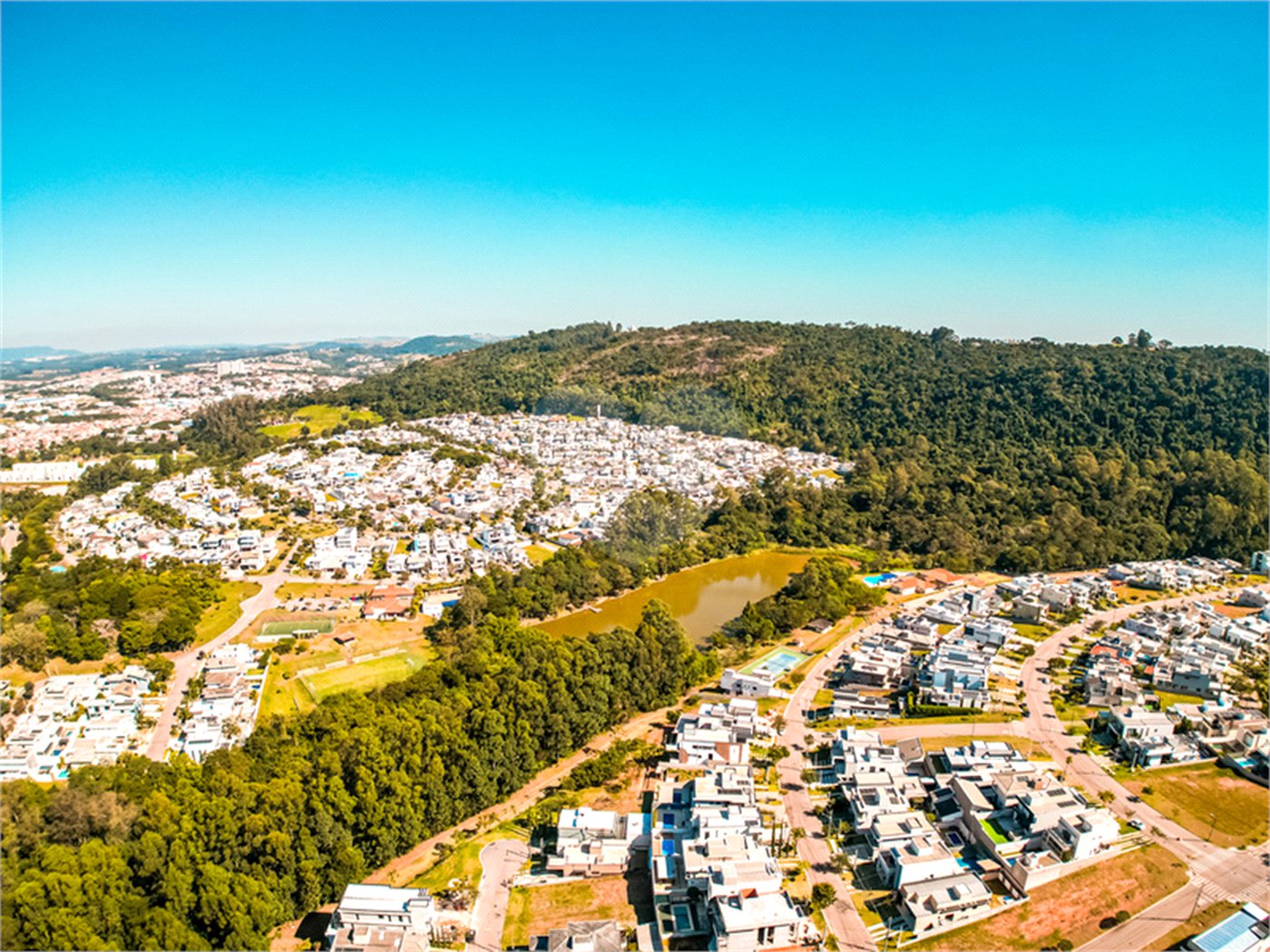 Sobrado à venda em Itupeva – 421,80 m² de terreno – 254,28 m² de área construída – 3 dormitórios – 4 banheiros – 4 vagas de garagem