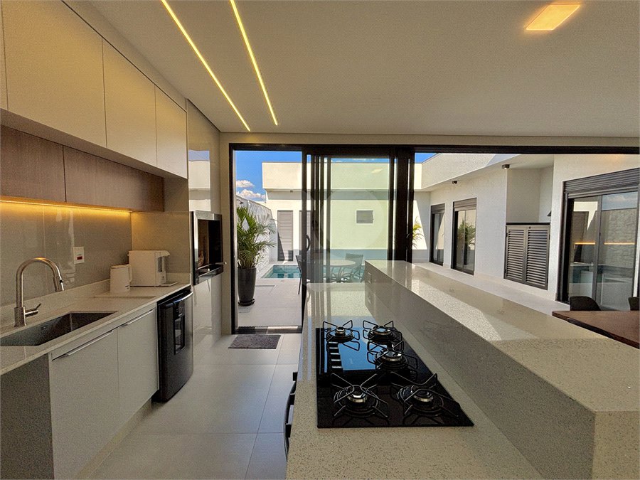 Indaiatuba - Sp - Condominio Maria Candida - R$ 2.250.000,00 - 3 suítes, sendo 1 master com closet e banheiro com duas cubas e dois chuveiros - Escritório - Piscina em Alvenaria aquecida e Hidro com Iluminação - Ar Condicionado instalado em todos os quartos, escritorio, sala e area gourmet