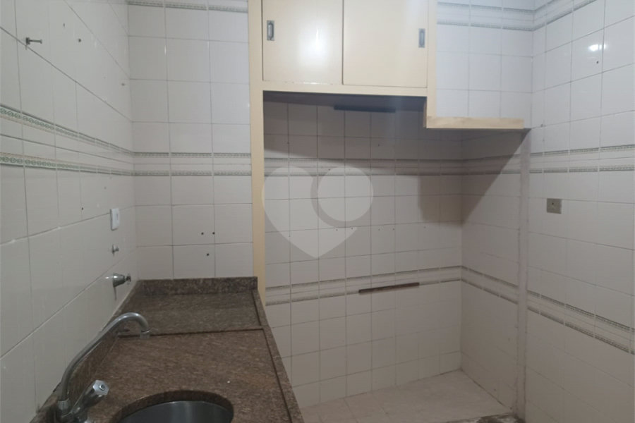 Apartamento super bem localizado, com 01 dormitório e armário embutido