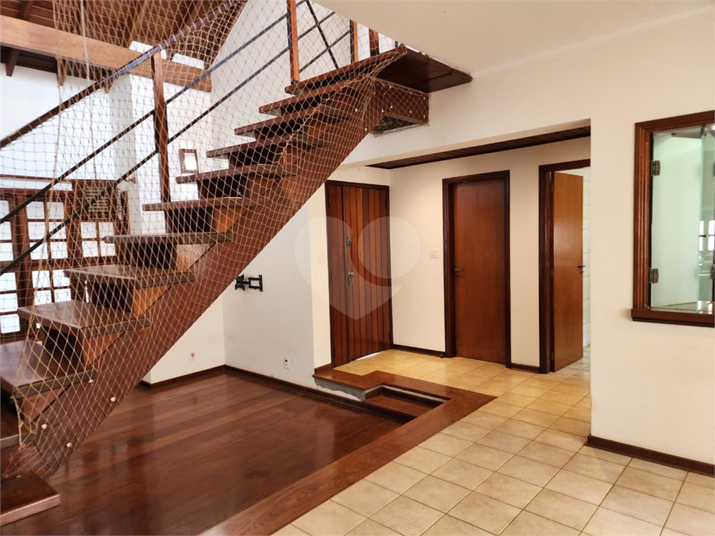 Casa Antiga, Charmosa e Muito Bem Localizada no Condomínio Faber Castell I á venda