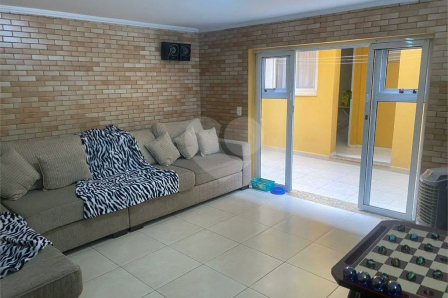 Sobrado à venda com 150 metros de área util e possui 3 dormitórios, sendo 1 suíte.