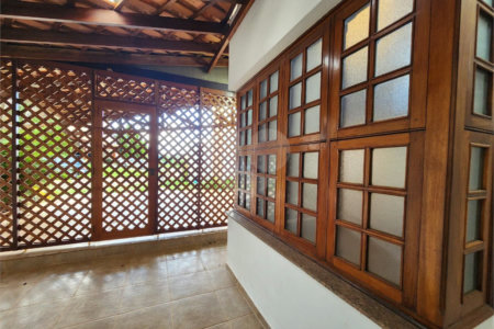 Casa Antiga, Charmosa e Muito Bem Localizada no Condomínio Faber Castell I á venda
