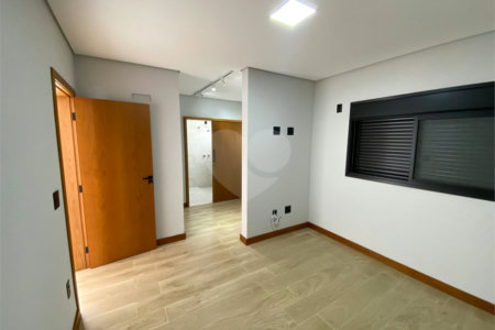 Casa à Venda no Condomínio Damha II