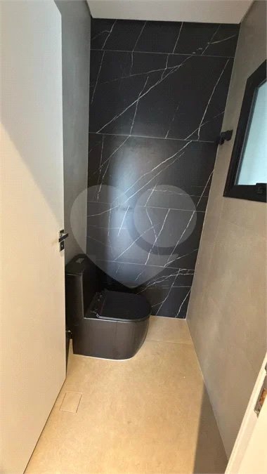 Sobrado de alto padrão no Swiss Park, totalmente reformado, com 4 suítes, piscina, elevador, espaço gourmet, 4 vagas e condomínio com lazer completo.