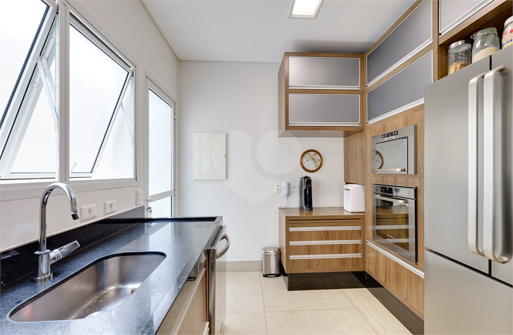 Casa à venda com 4 quartos, sendo 2 suítes, no condomínio Bristol Village, São Paulo - SP
