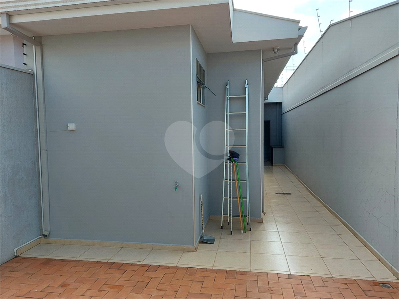 Casa Térrea com 2 dormitórios, sendo 1 suíte.