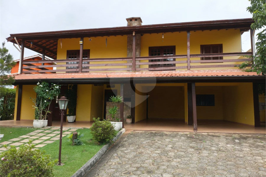 Casa à venda com 4 quartos, sendo 2 suítes,  em Country Residencial Felix, Bom Jesus dos Perdões, SP