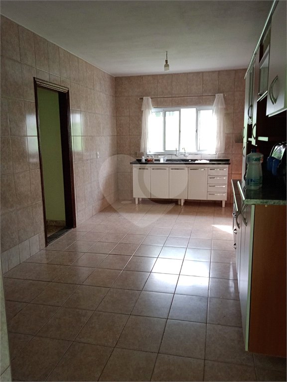 Casa térrea com 3 dormitórios.