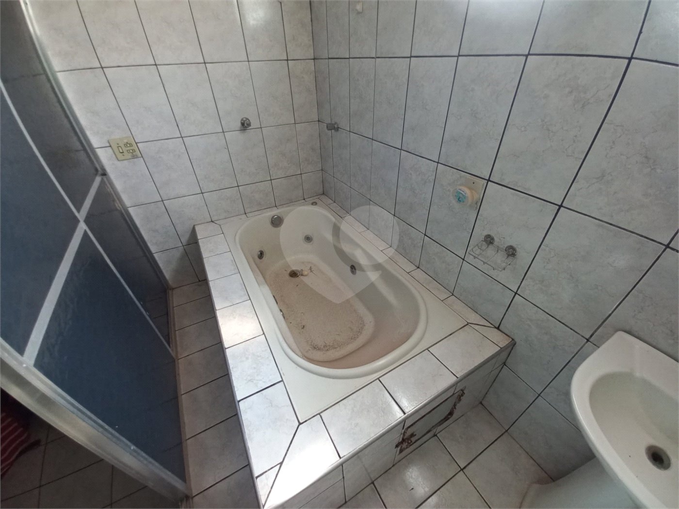 Sobrado à venda com excelente distribuição de espaços