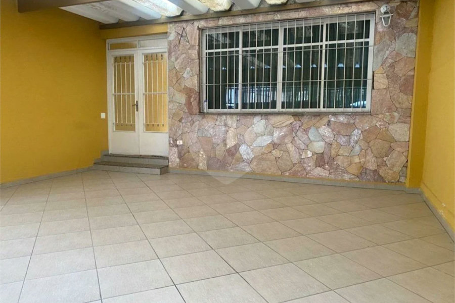Sobrado à venda com 150 metros de área util e possui 3 dormitórios, sendo 1 suíte.