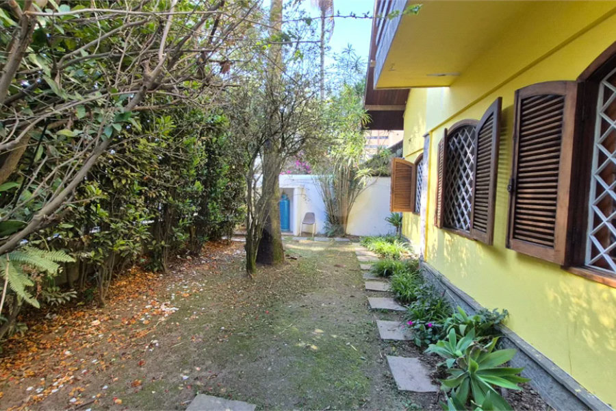 Casa com Piscina, Sauna e Edícula em Rua Arborizada no Tremembé