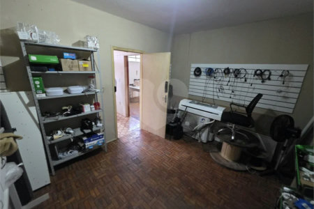 Casa térrea à venda com amplo quintal e grande potencial na Vila Nery