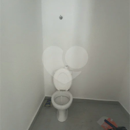 O imóvel possui 20 m² de área útil e 35 m² de área total, sendo uma ótima opção para instalação de escritório, consultório ou atividade comercial.