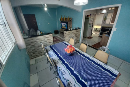 Casa Térrea com 3 dormitórios, sendo 1 suíte.