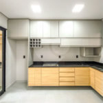 Indaiatuba - Jardim Bom sucesso - Área total: 150m² - Área construída: 115m² - 3 dormitórios sendo 1 suíte com armário planejado;Sala para dois ambientes; Banheiros com box gabinetes e espelhos; Área gourmet com churrasqueira a carvão e móveis planejados; Lavanderia coberta; Ar condicionado na sala