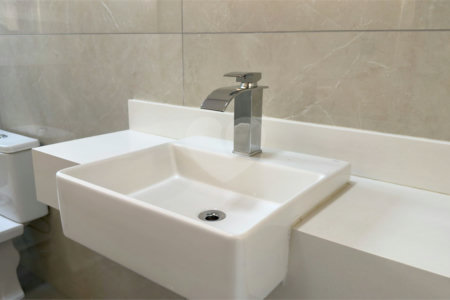 Casa térrea 3 dormitórios (3 suítes), espaço gourmet, piscina, 2 vagas garagem, condomínio fechado com ampla área lazer
