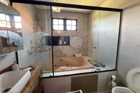 Chácara com excelente infraestrutura, contendo casa com 8 dormitórios, 900 m² de área construída, área total de 3000m², piscina adulto e infantil, churrasqueira, quadra gramada de futebol - Rio Acima - Atibaia/SP 900 m² Área construída 3.000 m² Área do terreno