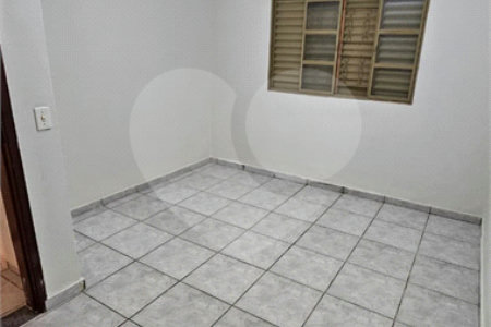 Excelente Casa Residencial no São Carlos 5 com 3 Quartos (1 Suíte) e Garagem Coberta para 2 Carros