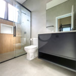 Indaiatuba - Quintas da Terracota - 1252 m² de terreno - casa térrea com 514 m² de área construída -3 vagas de garagem cobertas e 3 descobertas Lavabo - Sala de estar e jantar amplas e integradas - Escritório privativo - Cozinha toda equipada com geladeira, forno, micro-ondas, lava-louças,
