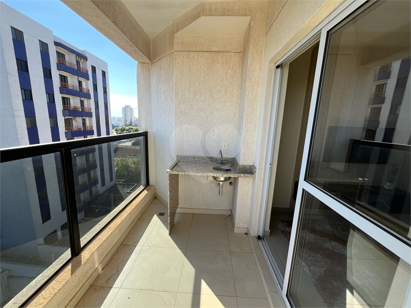 Apartamento mobiliado com 2 dormitórios sendo 1 suíte