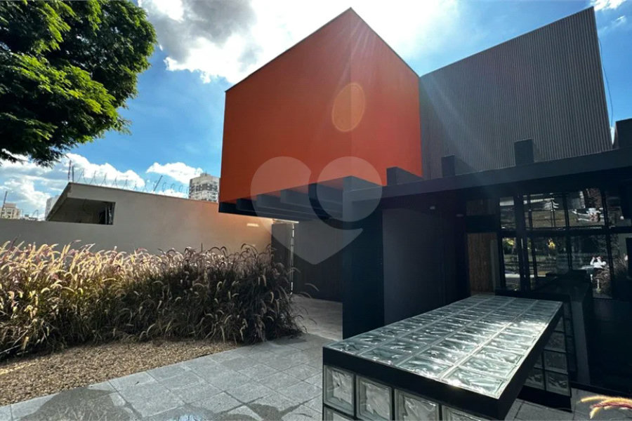 Casa Comercial disponível para venda e locação no Bairro Cidade Jardim em Piracicaba - SP.