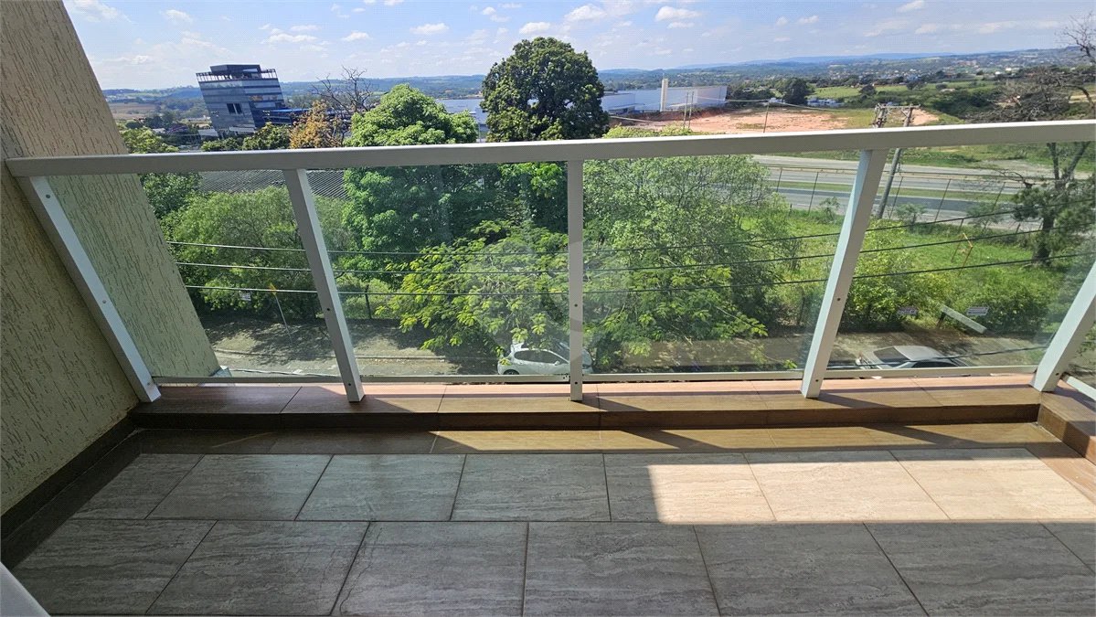 Apartamento Locação Condomínio Anguri com 02 dormitórios com Ar e Sacada