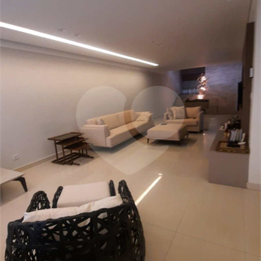 Excelente Casa Residencial à venda com 395m² e 3 dormitórios, localizado no bairro Vila Galvão.