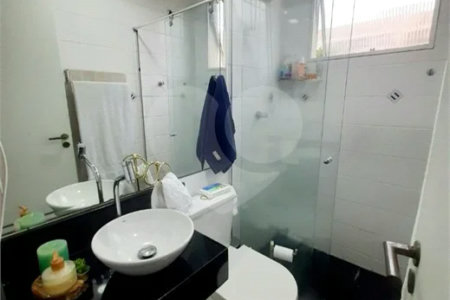 Apartamento com 2 quartos e 1 banheiro