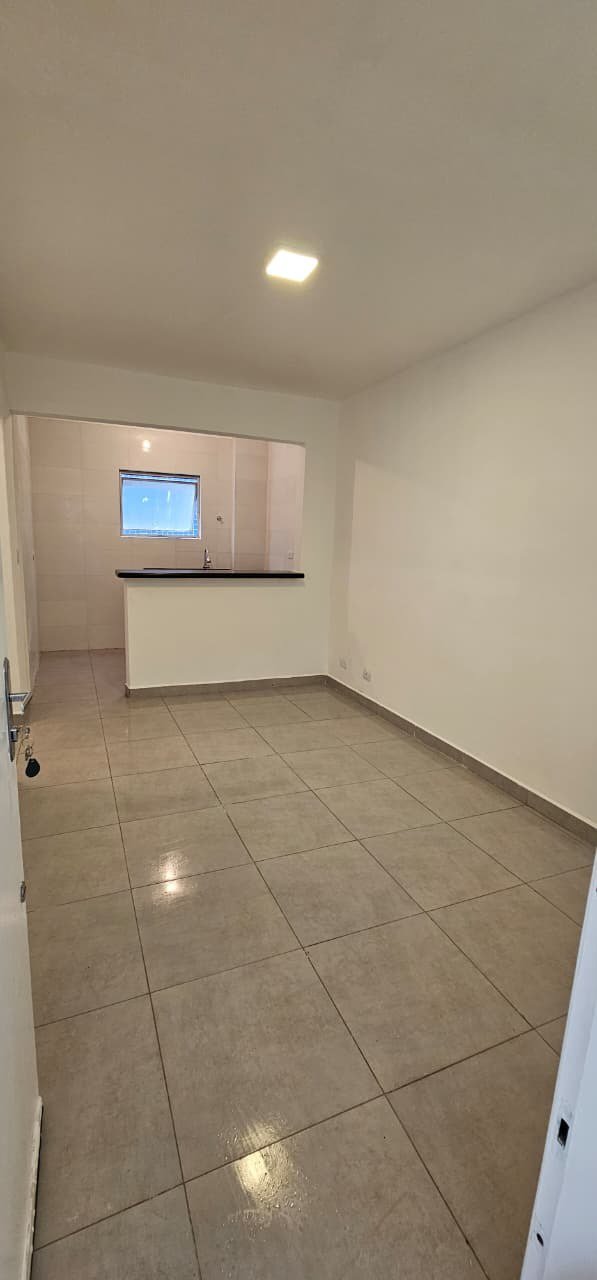Apartamento de 01 Dormitório na Vila Caiçara — 200 m do Mar