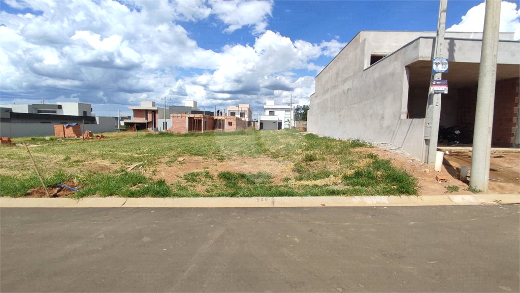 Lote à Venda em São Carlos, no Condomínio Villeneuve I